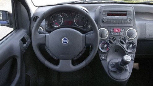De Fiat Panda blijkt een beer van een auto met vele talenten. Na de Panda Cross, die niet opzij gaat voor een partij modder en zand, heeft Fiat nu ook een sportieve versie van dit kleintje ten doop ge