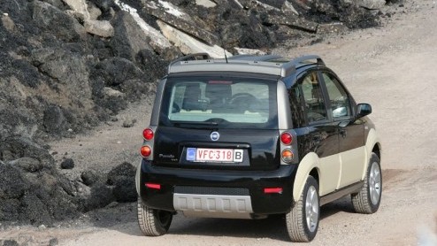 Hij ziet er maar wat stoer uit, die Fiat Panda Cross. Lekker hoog op de wielen, veel kunststof beschermingplaten, hij lijkt klaar voor een trip door de jungle. En dan zou hij nog best wel eens ver kun