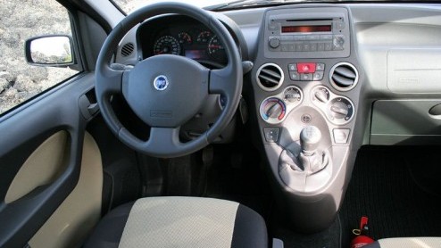 Hij ziet er maar wat stoer uit, die Fiat Panda Cross. Lekker hoog op de wielen, veel kunststof beschermingplaten, hij lijkt klaar voor een trip door de jungle. En dan zou hij nog best wel eens ver kun