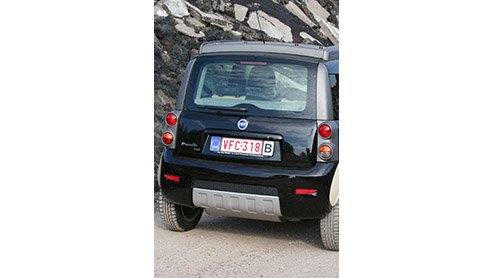 Hij ziet er maar wat stoer uit, die Fiat Panda Cross. Lekker hoog op de wielen, veel kunststof beschermingplaten, hij lijkt klaar voor een trip door de jungle. En dan zou hij nog best wel eens ver kun