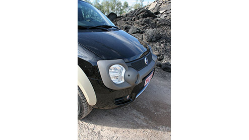 Hij ziet er maar wat stoer uit, die Fiat Panda Cross. Lekker hoog op de wielen, veel kunststof beschermingplaten, hij lijkt klaar voor een trip door de jungle. En dan zou hij nog best wel eens ver kun