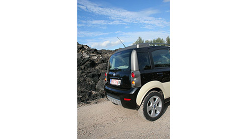 Hij ziet er maar wat stoer uit, die Fiat Panda Cross. Lekker hoog op de wielen, veel kunststof beschermingplaten, hij lijkt klaar voor een trip door de jungle. En dan zou hij nog best wel eens ver kun