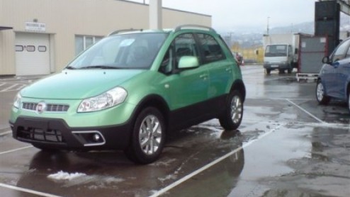 De Fiat Sedici -wie?- wordt in 2009 uit de stille hoek gehaald. De crossover - die zijn genen deelt met de Suzuki SX4 - kan rekenen op een facelift. Twee foto's zijn inmiddels opgedoken. Update: en zo