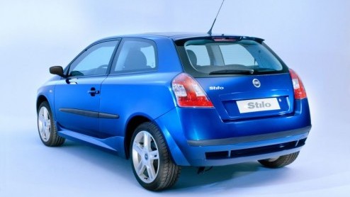 Fiat heeft zijn Stilo een lichte facelift gegeven voor 2006. De uiterlijke veranderingen zijn niet schokkend, de veranderingen aan het interieur zijn wel wat aangrijpender.