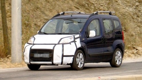 En wat hebben we hier. Fiat presenteert deze zomer de personenwagen uitvoering van de nieuw Fiorino. Hij krijgt de naam Fiorino Panorama mee moet de Citroen Berlingo en Volkswagen Caddy Life tegen de 