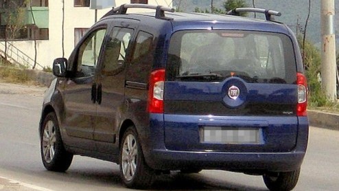 En wat hebben we hier. Fiat presenteert deze zomer de personenwagen uitvoering van de nieuw Fiorino. Hij krijgt de naam Fiorino Panorama mee moet de Citroen Berlingo en Volkswagen Caddy Life tegen de 