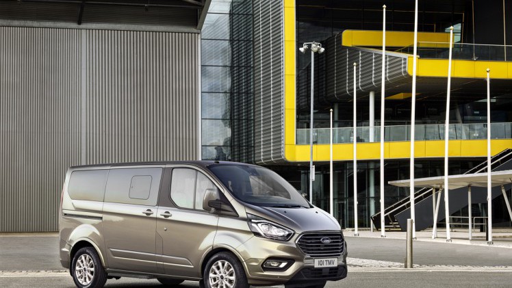 Ford pakt de Tourneo Custom aan en maakt de 'bus' aanzienlijk luxueuzer, stiller en elektronisch up to date.