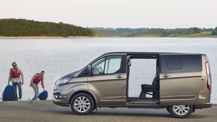 Ford pakt de Tourneo Custom aan en maakt de 'bus' aanzienlijk luxueuzer, stiller en elektronisch up to date.