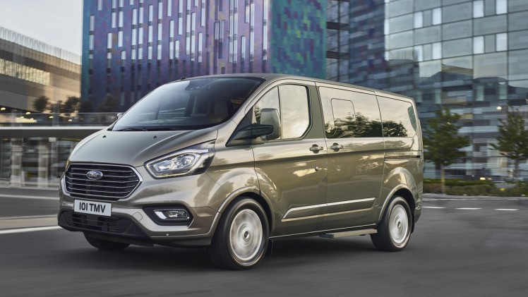 Ford pakt de Tourneo Custom aan en maakt de 'bus' aanzienlijk luxueuzer, stiller en elektronisch up to date.