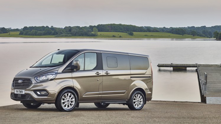 Ford pakt de Tourneo Custom aan en maakt de 'bus' aanzienlijk luxueuzer, stiller en elektronisch up to date.