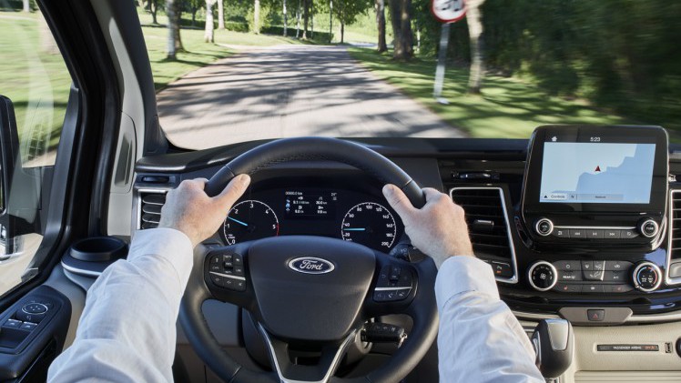 Ford pakt de Tourneo Custom aan en maakt de 'bus' aanzienlijk luxueuzer, stiller en elektronisch up to date.