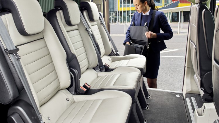 Ford pakt de Tourneo Custom aan en maakt de 'bus' aanzienlijk luxueuzer, stiller en elektronisch up to date.