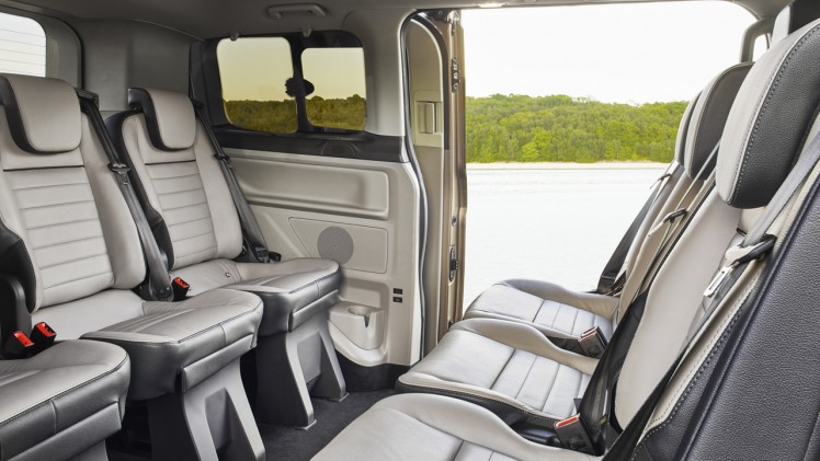 Ford pakt de Tourneo Custom aan en maakt de 'bus' aanzienlijk luxueuzer, stiller en elektronisch up to date.