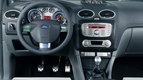 Bulderend nieuws! Ford grijpt de Londen Motor Show aan om de nieuwe Focus RS in de picture te zetten. Met een uitbundige uitstraling en een tot 300 pk opgefokte 2.5 liter turbomotor doet de Focus RS e