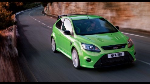 Het is aftellen geblazen. De Ford Focus RS staat in de startblokken. Vandaag rolde het eerste productie-exemplaar van de band in Duitsland, waar tevens de minder potent gemotoriseerde broers en zussen