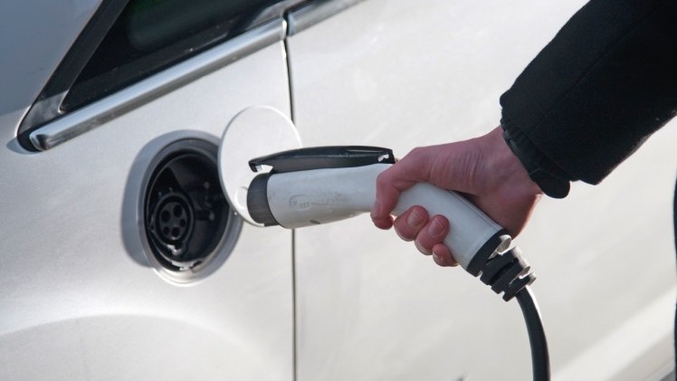 Eerste Nederlandse kilometers met de Ford C-MAX Energi Plug-in Hybrid, de eerste plug-in hybride MPV met 7% bijtelling.