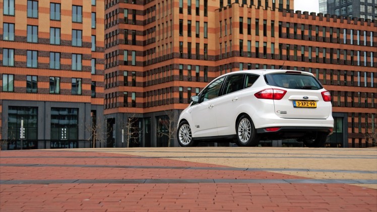 Eerste Nederlandse kilometers met de Ford C-MAX Energi Plug-in Hybrid, de eerste plug-in hybride MPV met 7% bijtelling.