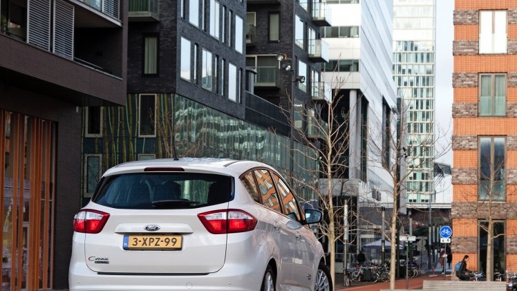 Eerste Nederlandse kilometers met de Ford C-MAX Energi Plug-in Hybrid, de eerste plug-in hybride MPV met 7% bijtelling.