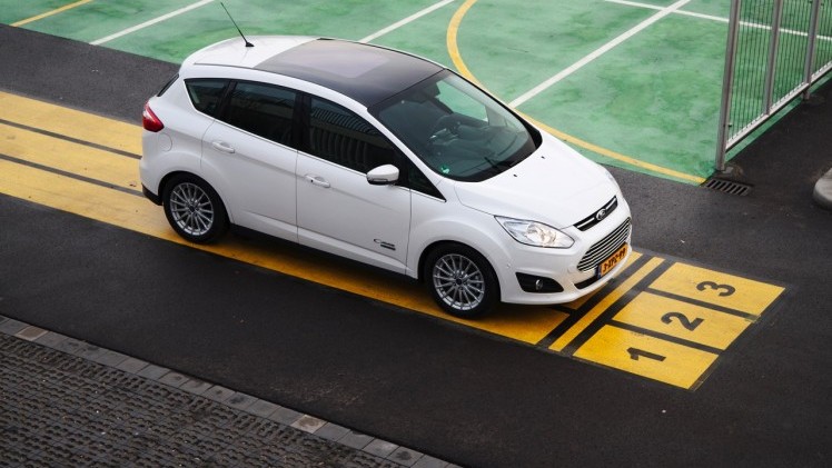 Eerste Nederlandse kilometers met de Ford C-MAX Energi Plug-in Hybrid, de eerste plug-in hybride MPV met 7% bijtelling.