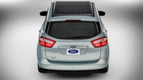 Ford presenteert zonnecelauto C-MAX Solar Energi op CES Las Vegas. Met een dak vol zonnepanelen laadt de C-MAX op via zonne-energie.