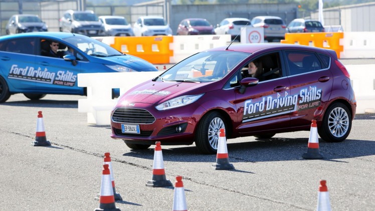 Ford introduceert de Ford Driving Skills for Life trainingen in Nederland. Het programma is bedoeld voor jonge bestuurders om ze veilig op weg te kunnen sturen.