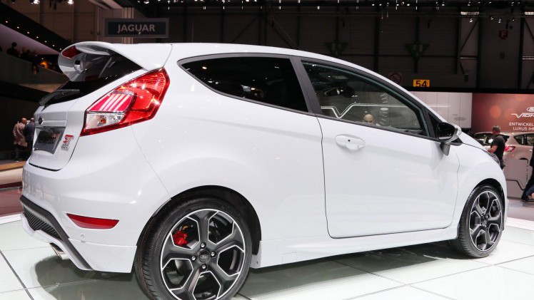 Ford maakt de Fiesta ST nog sneller als Fiesta ST200 met 1.6 EcoBoost motor die is opgestookt naar 215 pk.