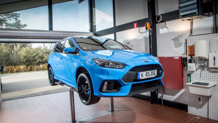 Ford maakt de prijzen van de Focus RS bekend. De nieuwe Focus met 350 pk sterke 2.3 EcooBoost is er voor exact 50.000 euro en dat is voordeliger dan de Mustang.