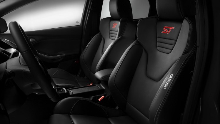 Autotest nieuwe Ford Focus ST met de vernieuwde 2.0 EcoBoost 250 pk en 2.0 TDCi 185 pk. In de rijtest rijden we met het faceliftmodel dat in 2015 op de markt komt.