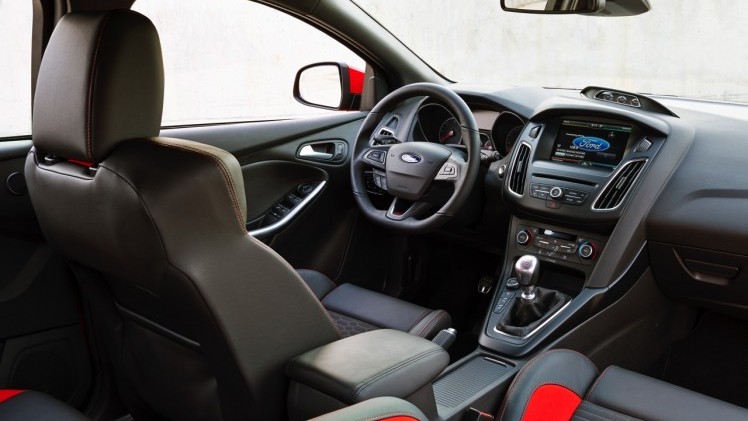 Autotest nieuwe Ford Focus ST met de vernieuwde 2.0 EcoBoost 250 pk en 2.0 TDCi 185 pk. In de rijtest rijden we met het faceliftmodel dat in 2015 op de markt komt.