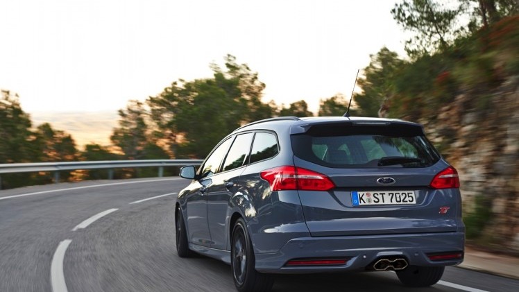 Autotest nieuwe Ford Focus ST met de vernieuwde 2.0 EcoBoost 250 pk en 2.0 TDCi 185 pk. In de rijtest rijden we met het faceliftmodel dat in 2015 op de markt komt.