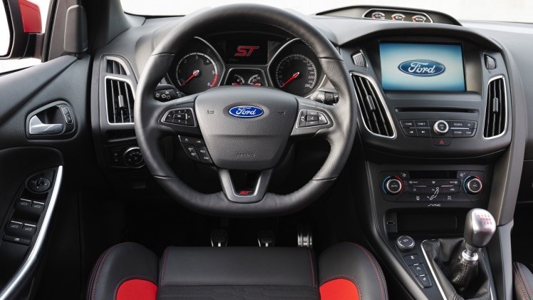 Autotest nieuwe Ford Focus ST met de vernieuwde 2.0 EcoBoost 250 pk en 2.0 TDCi 185 pk. In de rijtest rijden we met het faceliftmodel dat in 2015 op de markt komt.