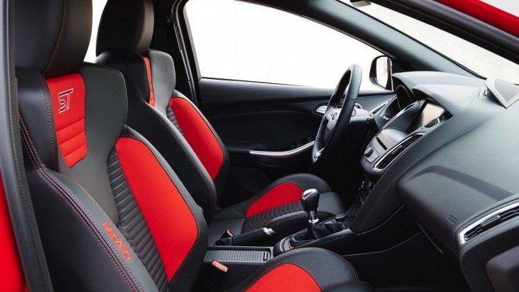 Autotest nieuwe Ford Focus ST met de vernieuwde 2.0 EcoBoost 250 pk en 2.0 TDCi 185 pk. In de rijtest rijden we met het faceliftmodel dat in 2015 op de markt komt.