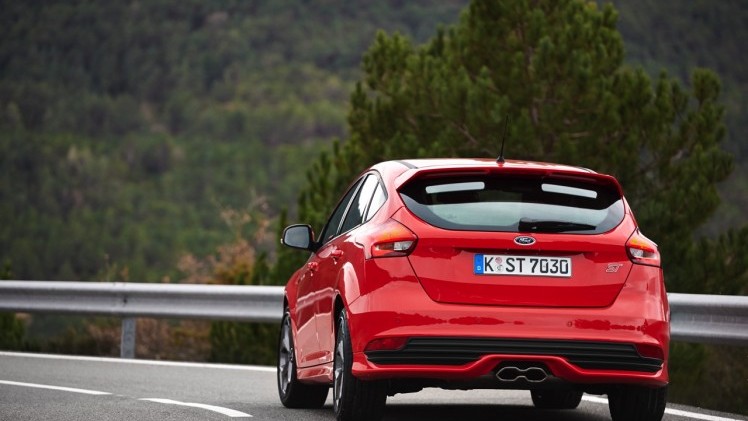 Autotest nieuwe Ford Focus ST met de vernieuwde 2.0 EcoBoost 250 pk en 2.0 TDCi 185 pk. In de rijtest rijden we met het faceliftmodel dat in 2015 op de markt komt.