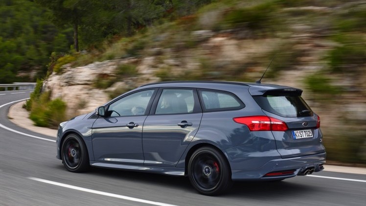 Autotest nieuwe Ford Focus ST met de vernieuwde 2.0 EcoBoost 250 pk en 2.0 TDCi 185 pk. In de rijtest rijden we met het faceliftmodel dat in 2015 op de markt komt.