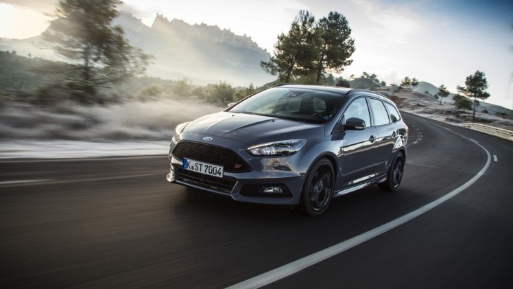Autotest nieuwe Ford Focus ST met de vernieuwde 2.0 EcoBoost 250 pk en 2.0 TDCi 185 pk. In de rijtest rijden we met het faceliftmodel dat in 2015 op de markt komt.