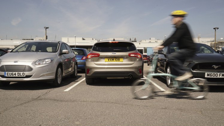 Ford monteert op de nieuwe Focus een 180 graden camera om in de gaten te houden wat er zich achter de auto afspeelt.