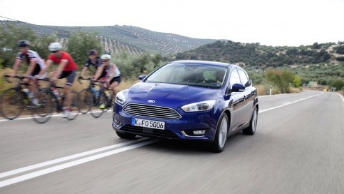 Autotest vernieuwde Ford Focus. Ford heeft de facelift van de Focus aangegrepen om een efficiencyslag te maken. Ford Focus rijtest.