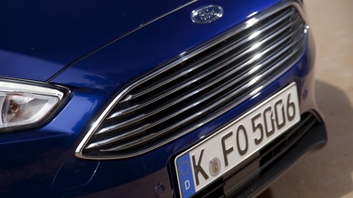 Autotest vernieuwde Ford Focus. Ford heeft de facelift van de Focus aangegrepen om een efficiencyslag te maken. Ford Focus rijtest.