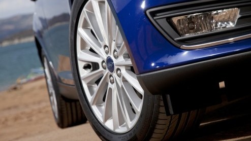Autotest vernieuwde Ford Focus. Ford heeft de facelift van de Focus aangegrepen om een efficiencyslag te maken. Ford Focus rijtest.