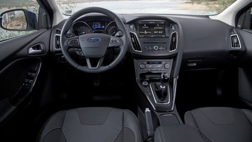 Autotest vernieuwde Ford Focus. Ford heeft de facelift van de Focus aangegrepen om een efficiencyslag te maken. Ford Focus rijtest.