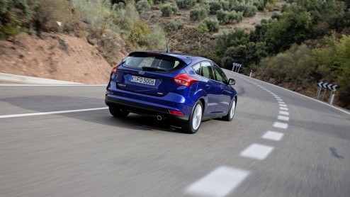 Autotest vernieuwde Ford Focus. Ford heeft de facelift van de Focus aangegrepen om een efficiencyslag te maken. Ford Focus rijtest.
