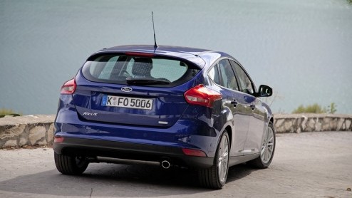 Autotest vernieuwde Ford Focus. Ford heeft de facelift van de Focus aangegrepen om een efficiencyslag te maken. Ford Focus rijtest.