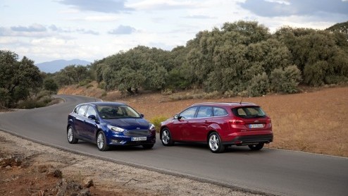 Autotest vernieuwde Ford Focus. Ford heeft de facelift van de Focus aangegrepen om een efficiencyslag te maken. Ford Focus rijtest.