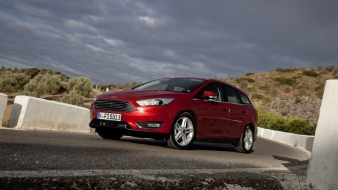 Autotest vernieuwde Ford Focus. Ford heeft de facelift van de Focus aangegrepen om een efficiencyslag te maken. Ford Focus rijtest.