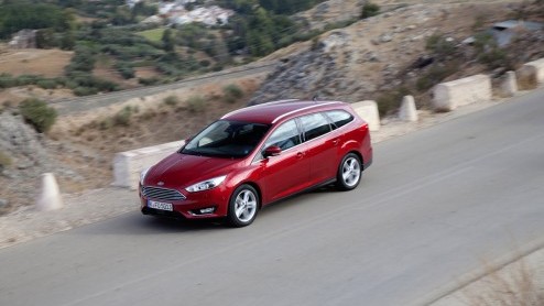 Autotest vernieuwde Ford Focus. Ford heeft de facelift van de Focus aangegrepen om een efficiencyslag te maken. Ford Focus rijtest.