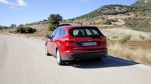 Autotest vernieuwde Ford Focus. Ford heeft de facelift van de Focus aangegrepen om een efficiencyslag te maken. Ford Focus rijtest.