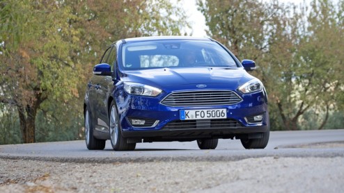 Autotest vernieuwde Ford Focus. Ford heeft de facelift van de Focus aangegrepen om een efficiencyslag te maken. Ford Focus rijtest.