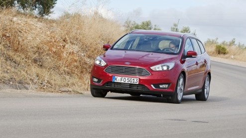 Autotest vernieuwde Ford Focus. Ford heeft de facelift van de Focus aangegrepen om een efficiencyslag te maken. Ford Focus rijtest.