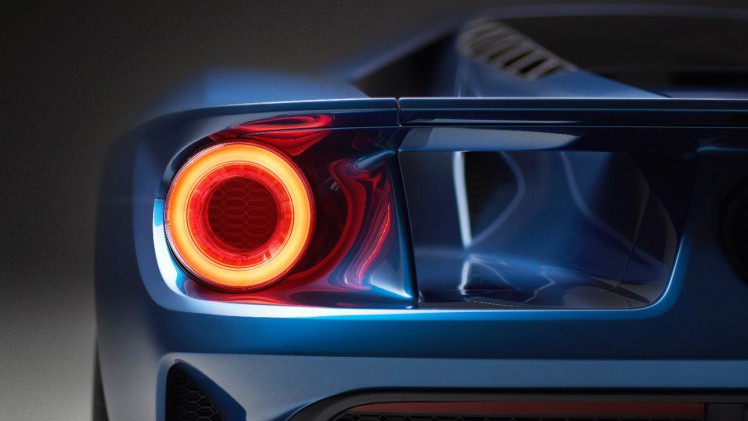 Gorilla glas voor Ford GT. Ford past het lichtgewicht en dunne Gorilla glas toe op de voorruit en het motorcompartiment om de prestaties van de GT verder te verbeteren.