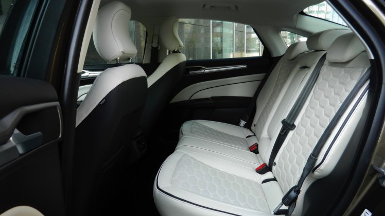 Autotest Ford Mondeo Vignale, een auto die meer biedt dan alleen extra luxe. De look-and-feel is naar een hoger plan getild en dat geldt ook voor de dealerservice. We reden met de 2.0 EcoBoost.